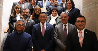 UG reconoce a integrantes de la generaci&oacute;n 1985-1990 de la Licenciatura en Derecho