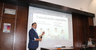 Estudiantes reciben conferencia sobre comunicaci&oacute;n pol&iacute;tica y legislativa en Guanajuato 