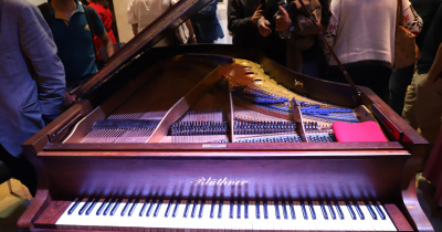 El legado del Dr. Gonzalo Contreras llega al MUG con un piano Bl&uuml;thner del siglo XIX