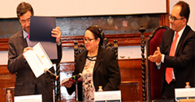 La biolog&iacute;a obligar&aacute; a redefinir el Derecho, sostiene Gerardo Laveaga durante la presentaci&oacute;n de su libro en la UG 