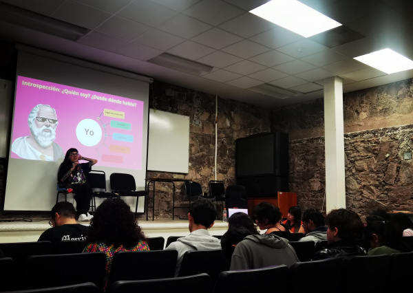 “Yo reivindico totalmente la literatura como una herramienta pol&iacute;tica para contar nuestras propias historias”: Dahlia de la Cerda