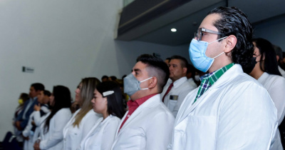 Comunidad m&eacute;dica culmina estudios de especialidad en la UG