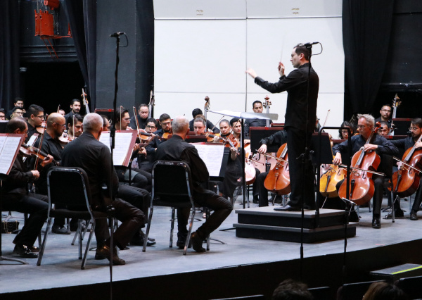 Fascina al p&uacute;blico Iv&aacute;n L&oacute;pez Reynoso y la OSUG