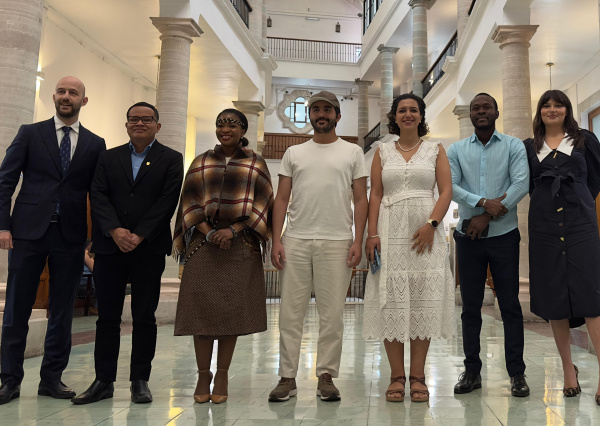 Diplom&aacute;ticos de varios pa&iacute;ses comparten charla con la comunidad universitaria