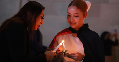 Egresadas y egresados UG se comprometen con el Pase de luz y juramento de Enfermer&iacute;a