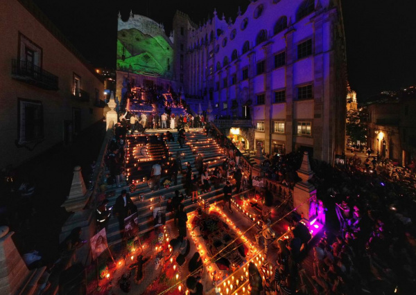 M&aacute;s de 300 estudiantes montan la Ofrenda Monumental en la Escalinata de la UG