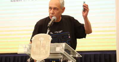 El poeta Ricardo Castillo recibe en la UG el VI Premio Jorge Ibarg&uuml;engoitia de Literatura