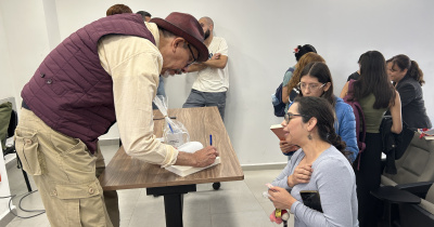 Un encuentro con la tabla peri&oacute;dica: presentaci&oacute;n editorial en el Campus Le&oacute;n de la UG