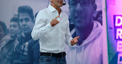 El clavadista ol&iacute;mpico Rommel Pacheco celebra el “D&iacute;a DE” con estudiantes UG