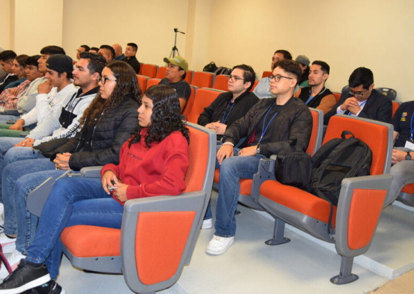 Comunidad cient&iacute;fica presenta tendencias en electr&oacute;nica, c&oacute;mputo y &oacute;ptica en UG Yuriria