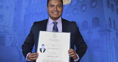 Reciben t&iacute;tulos egresados del Campus Irapuato-Salamanca