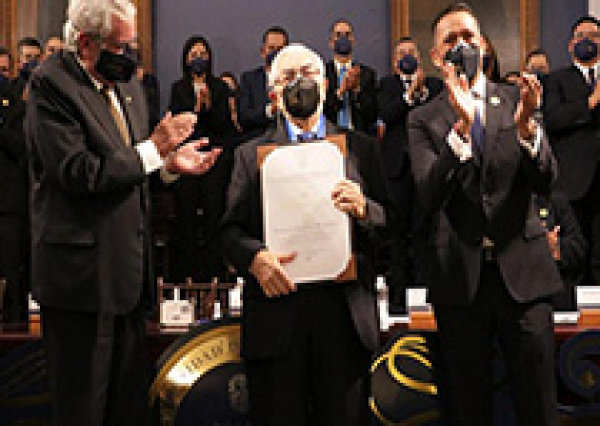 Homenajea UG al Dr. Sergio Garc&iacute;a Ram&iacute;rez con el Doctorado Honoris Causa