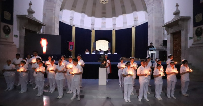 Egresadas y egresados UG realizan Paso de la Luz y Juramento de Enfermer&iacute;a 