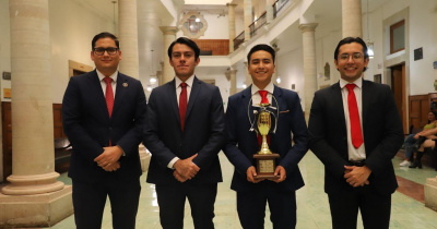Estudiantes de Derecho UG se llevan el ‘Campe&oacute;n de campeones’ en competencia nacional de litigaci&oacute;n oral&nbsp;