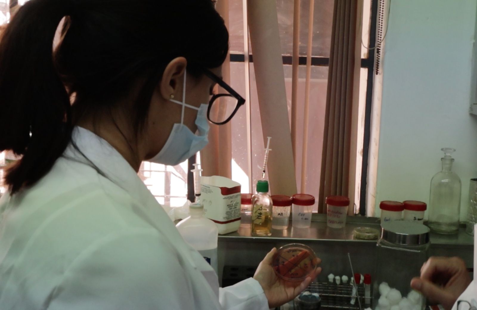 niña y mujer en la ciencia 01