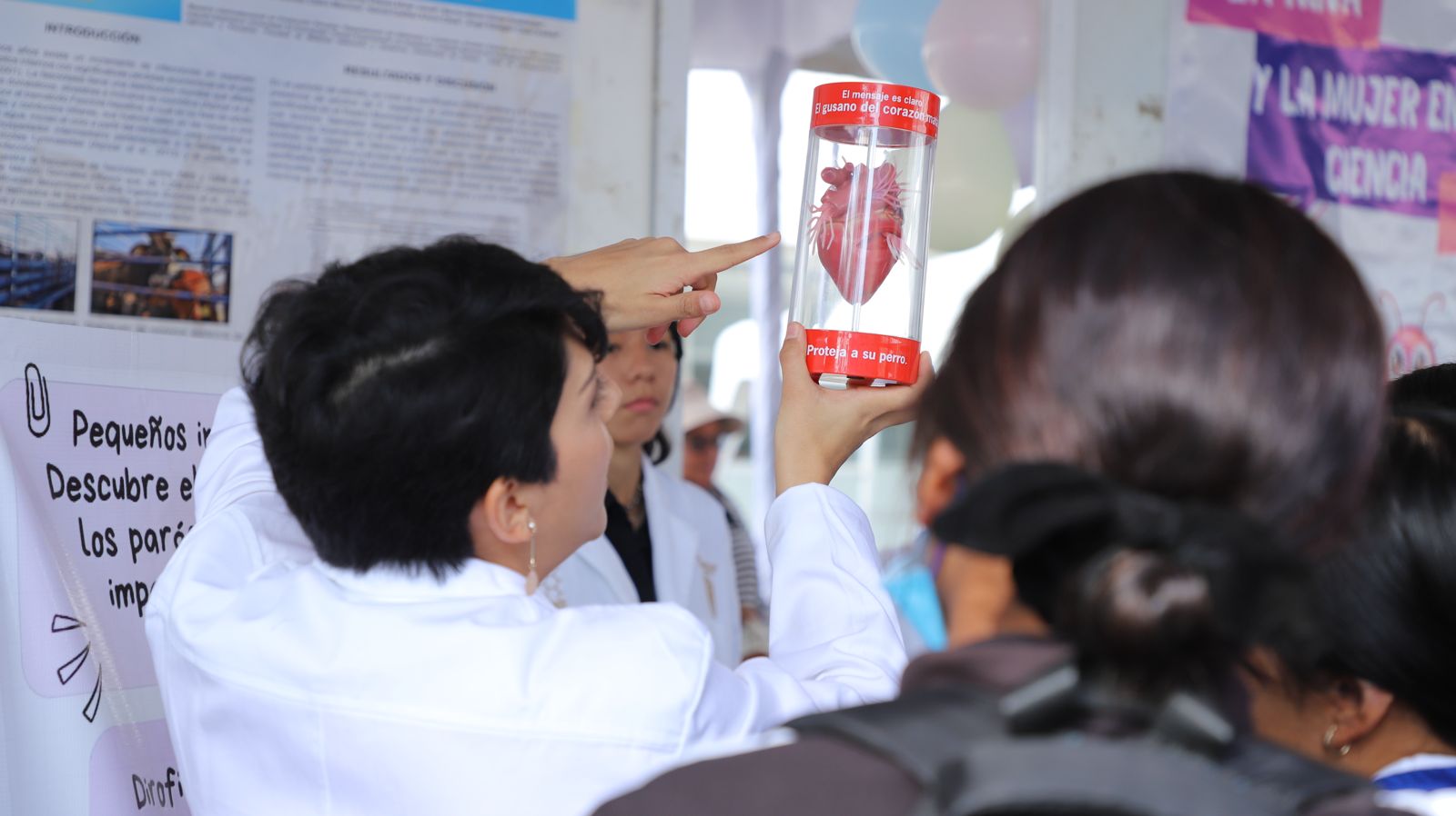 niña y mujer en la ciencia ug 1