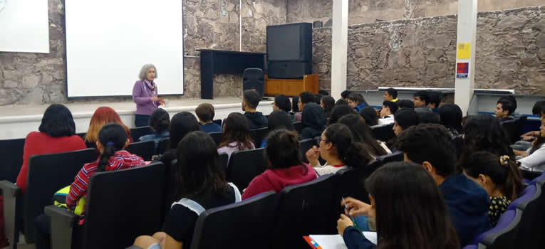 dialogan-estudiantes-con-investigadora-en-matematicas-ug-ugto